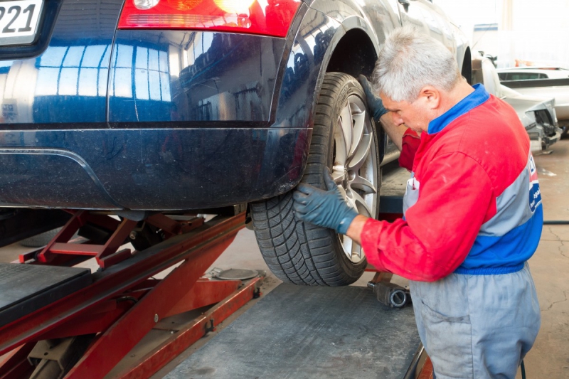 boutique-CASTILLON-min_auto_repair_repair_lift_auto_mechanic_work_clothes_master_professional_man_of_the_fold-685629