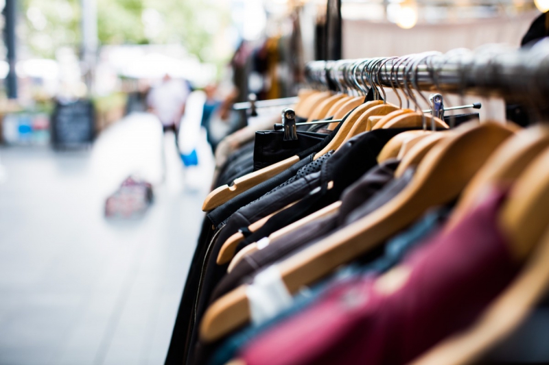 boutique-CASTILLON-min_blur_close_up_focus_hanger_jacket_market_people_rack-1176303